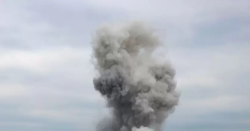 У Севастополі знову лунають вибухи: над бухтою здіймається дим