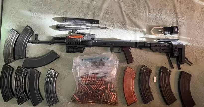 У військового ТЦК на Київщині знайшли арсенал зброї та боєприпасів (фото)
