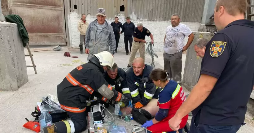 У Чернігівській області двоє людей впали у шахту завантаження зерна: один працівник загинув