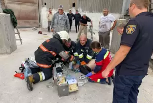 У Чернігівській області двоє людей впали у шахту завантаження зерна: один працівник загинув