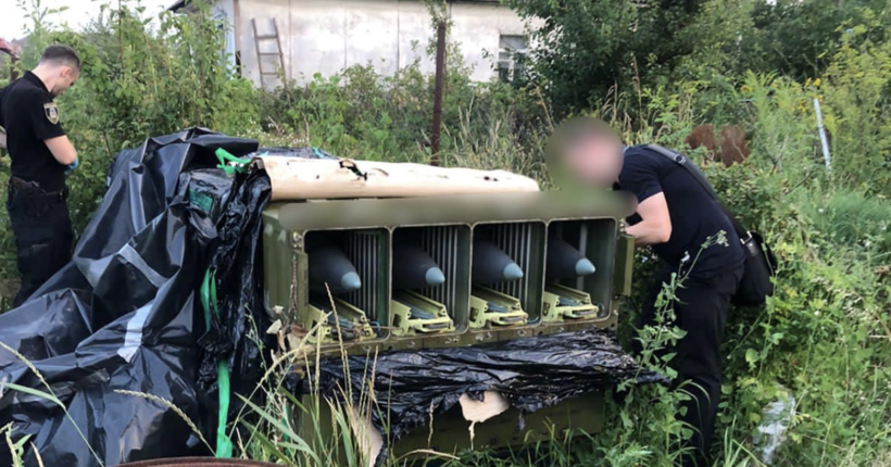 Під Києвом чоловіки незаконно зберігали російські боєприпаси та ЗРК окупантів на 30 млн грн: їх віддали ЗСУ