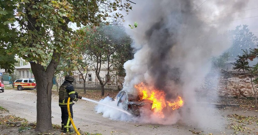 Росіяни вдарили по Куп’янську керованою авіабомбою, пошкодили будинки та машини