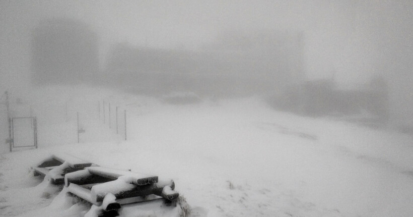 Зима вже близько: у Карпатах замело снігом гору Піп Іван
