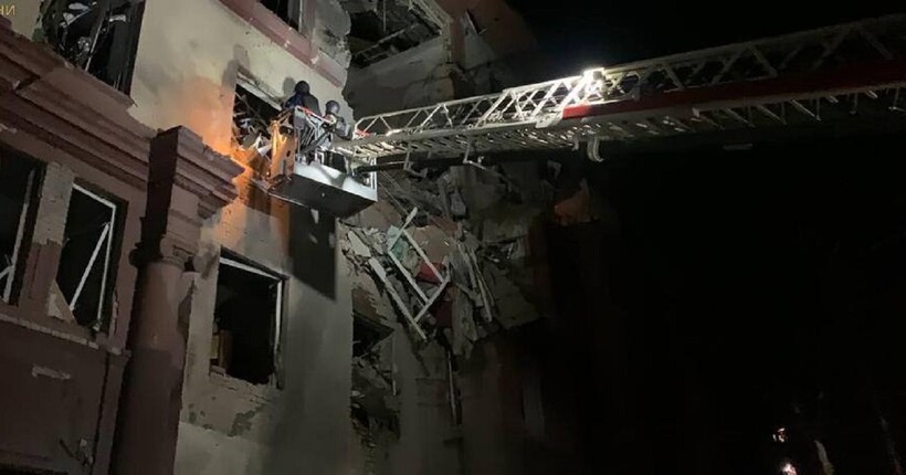 Ракетний удар по Запоріжжю: росіяни зруйнували під’їзд з 3 по 5 поверхи