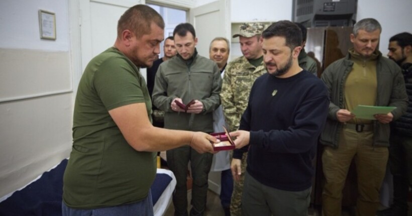 Зеленський відвідав поранених воїнів на Миколаївщині та вручив їм нагороди (відео)