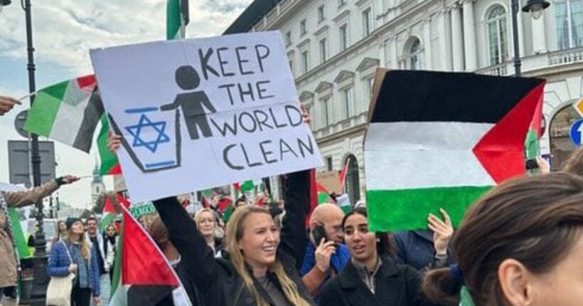 Студентка на акції підтримки Палестини у Варшаві несла провокаційний плакат