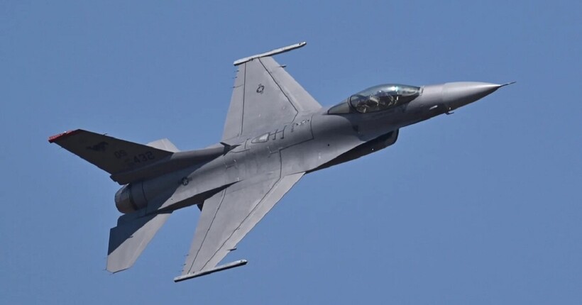 Українські пілоти розпочали підготовку на справжніх винищувачах F-16
