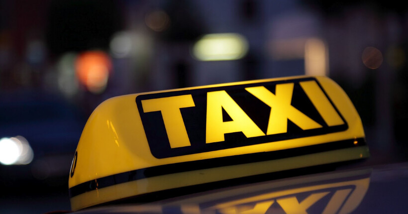 Водія таксі, який вигнав пасажирок через вимогу спілкуватися державною, покарають