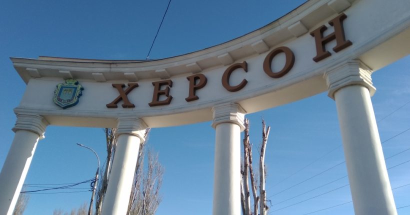 На Херсонщині російські обстріли пошкодили мережу, чотири населені пункти без світла