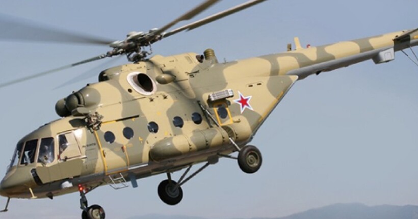 У росії газпромівський вертоліт Мі-8 загорівся в повітрі (відео)