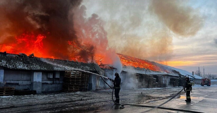 У російському Абакані палає біля нафтобази (фото, відео)
