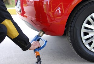 На АЗС дорожчає газ: чому пальне у дефіциті та чого чекати далі