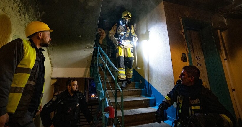 У Києві під час пожежі у багатоповерхівці загинув чоловік (відео)