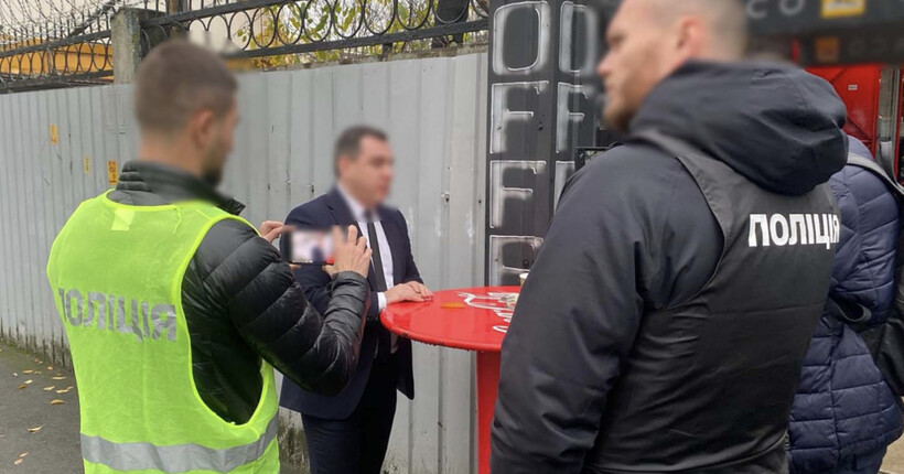 Хабар у кавовому стаканчику за незаконне вивезення $40 тисяч: у Києві затримали посадовця митної служби