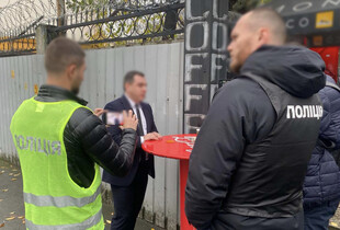 Хабар у кавовому стаканчику за незаконне вивезення $40 тисяч: у Києві затримали посадовця митної служби