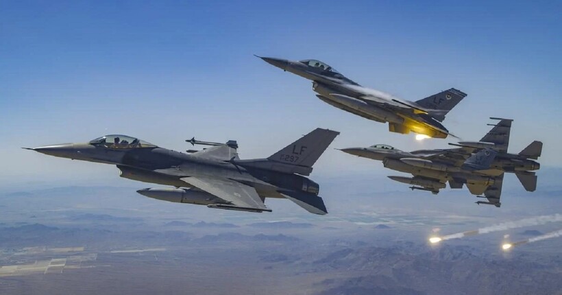 Українські пілоти вже навчаються на F-16 у небі, – Ігнат