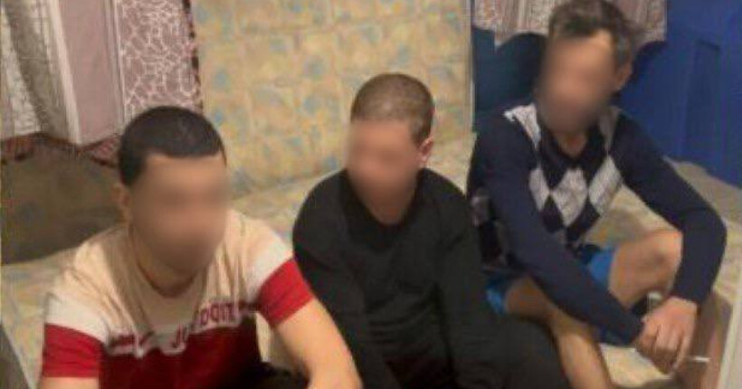В Одесі повідомили про підозру трьом чоловікам, які викрадали та утримували людей в “реабілітаційному центрі”