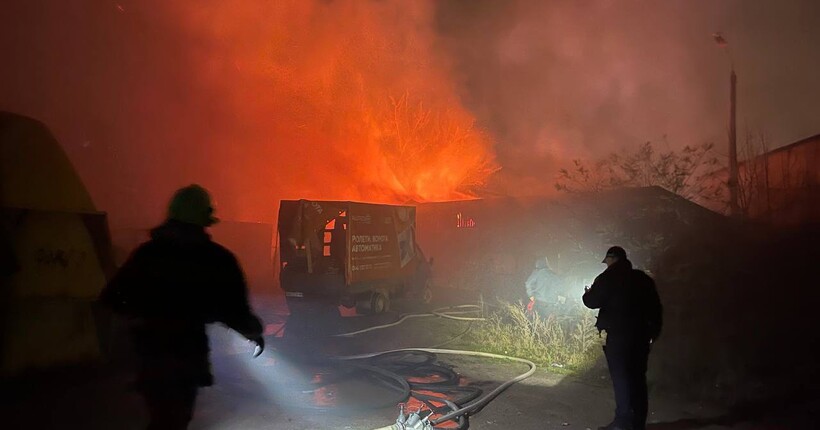У Києві сталася пожежа на складі з будматеріалами: є постраждалі