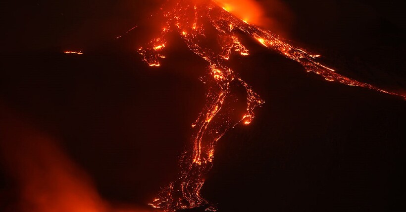 На Сицилії прокинувся вулкан Етна: вражаючі відео