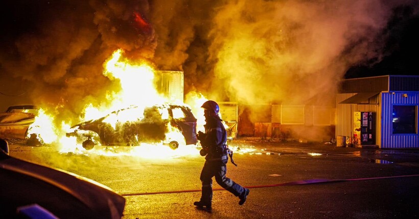 У Києві сталася масштабна пожежа на СТО (фото)