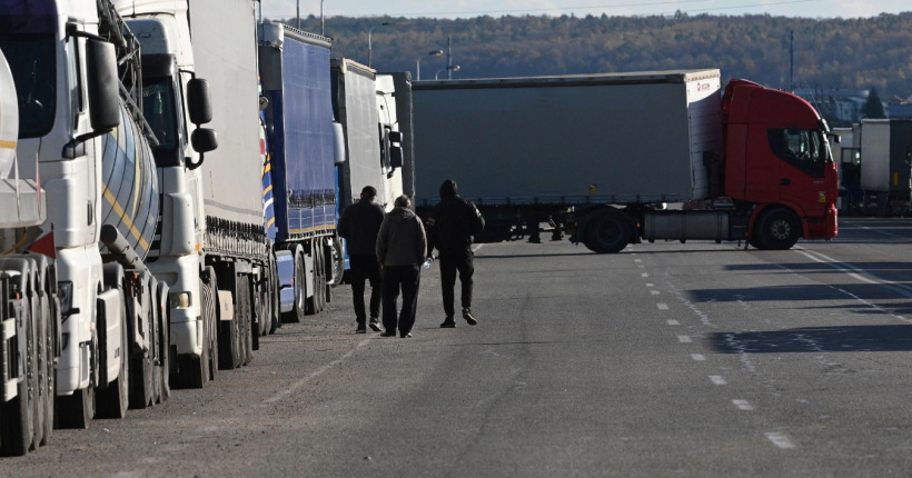 На кордоні з Польщею застрягли 2 800 вантажівок