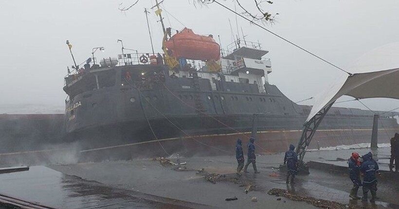 Біля узбережжя Туреччини на дві частини розколовся вантажний корабель, який йшов з Одеси (відео)