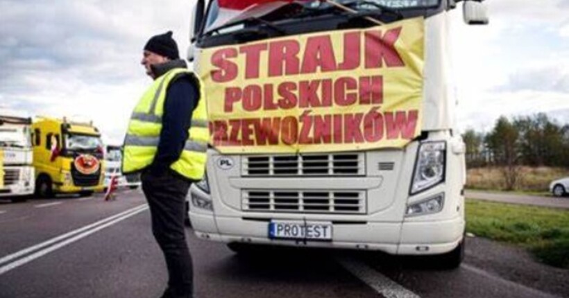 Блокада кордону з Польщею: страйкарі не пропускають навіть гуманітарку та машини з паливом