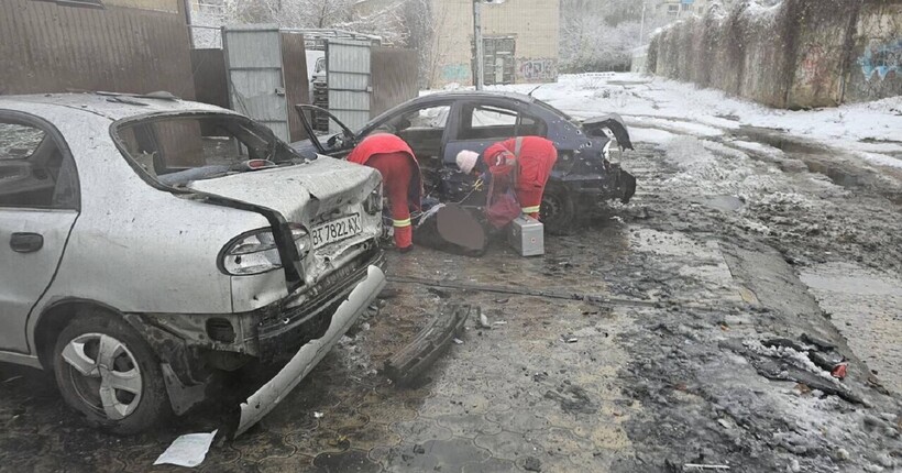 Окупанти вдарили по автостоянці у Херсоні: двоє загиблих (фото)