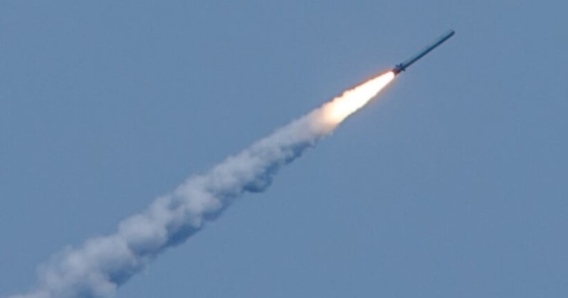 Ворог ввечері вдарив ракетами по Одесі: є влучання