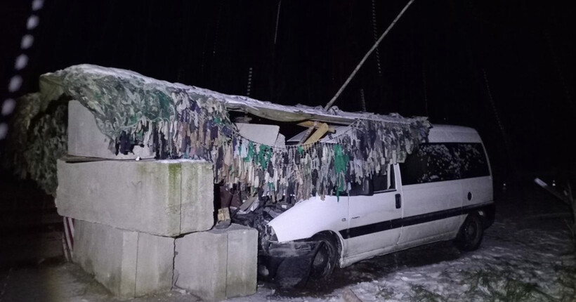 На Рівненщині автомобіль влетів у блокпост: серед постраждалих є діти 