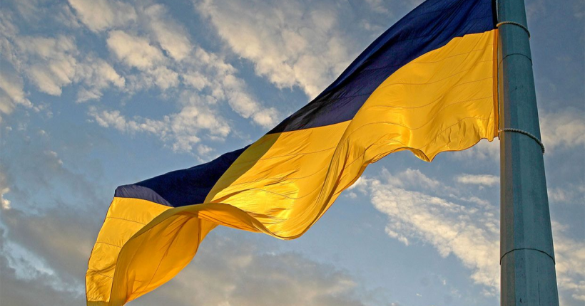 У Києві сильний вітер пошкодив найбільший прапор України (відео)