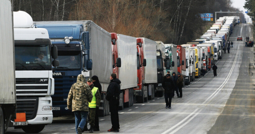 Пропускають кілька десятків вантажівок на годину: що відбувається на кордоні України та Польщі