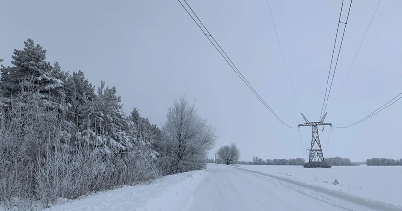 На Одещині сильний вітер та хуртовина вдвоє зігнули величезну металеву електроопору (фото)
