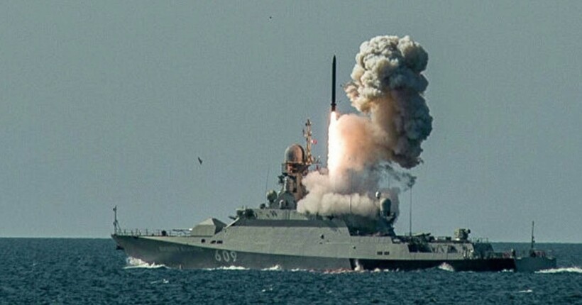 Росіяни вивели додаткові ракетоносії у Чорне море: який залп