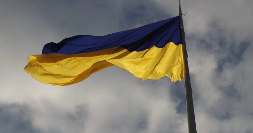 Військові підняли український прапор у пункті пропуску 