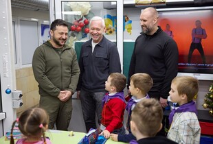 Зеленський у Харкові відвідав учнів у місцевій метрошколі: відео реакції дітей