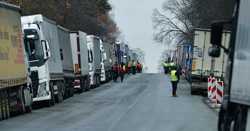 Україна і Польща погодили умови для розблокування кордону, на якому стоять тисячі вантажівок