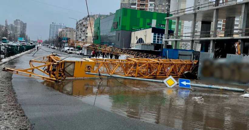 У Києві на Позняках впав будівельний кран, через це прорвало трубопровід