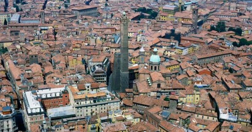 В італійській Болоньї приготувалися до обвалення однієї з двох падаючих веж висотою 47 метрів