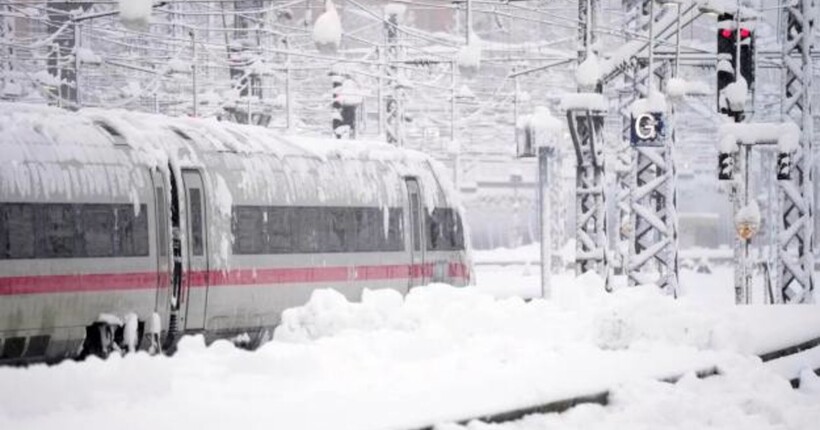 Скасовано сотні авіарейсів та потягів: Мюнхен накрило потужним снігопадом 