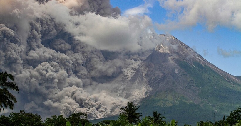 В Індонезії почалося виверження вулкану, 11 людей загинуло (відео)