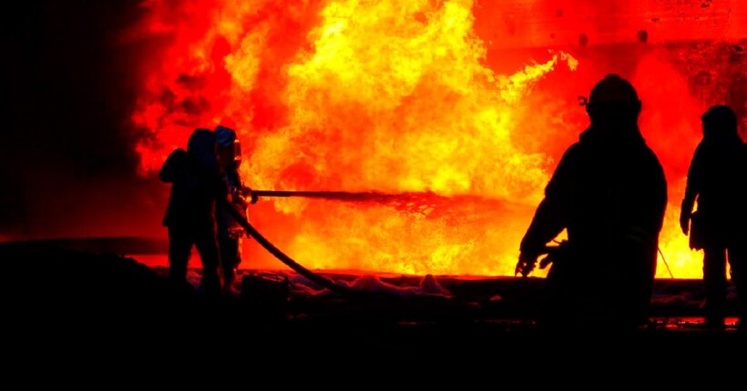 У Луганську сталася пожежа на нафтобазі після атаки безпілотників (відео)
