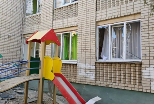 Армія окупантів обстріляла дитсадок у Херсоні, є постраждалі