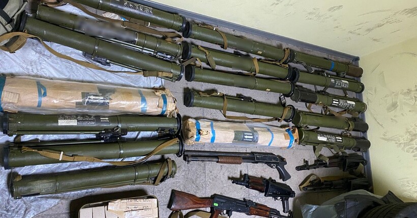 Мільйони готівки та схрон зброї: у Дніпрі викрили організоване злочинне угруповання