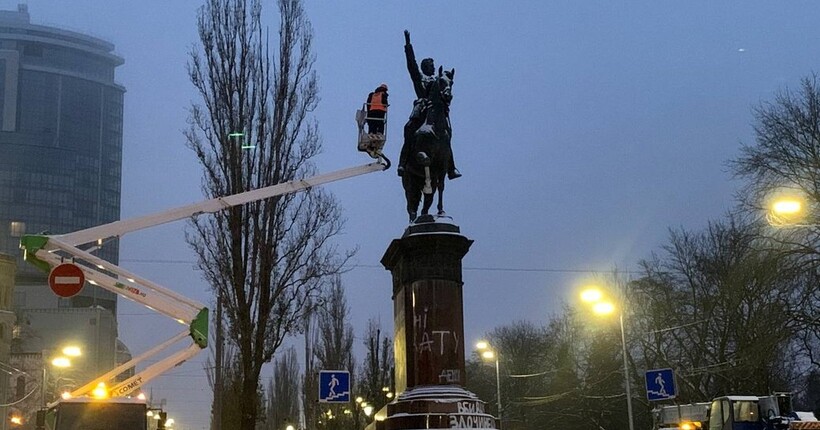 У Києві розпочали демонтувати пам'ятник Щорсу