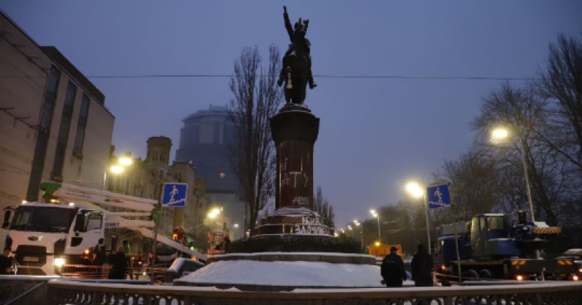 У Києві продовжується демонтаж пам’ятника більшовицькому ватажку Миколі Щорсу