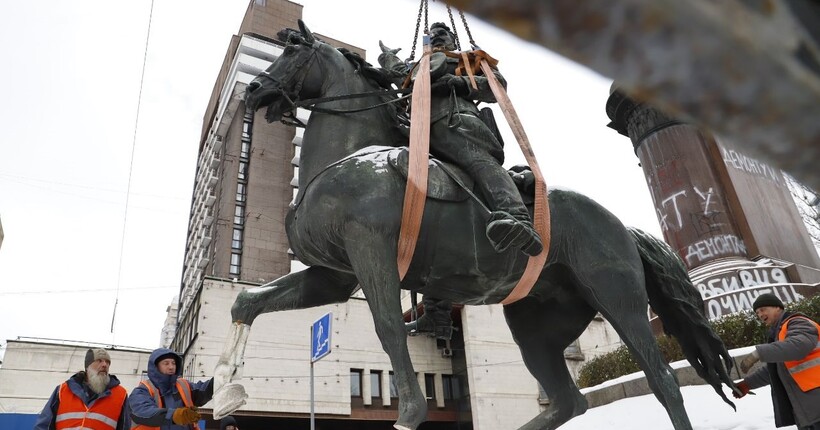 У Києві демонтували пам’ятник більшовицькому ватажку Щорсу: як це було