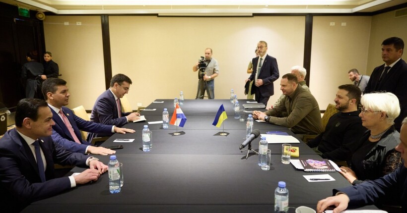Зеленський в Аргентині зустрівся з президентами Парагваю, Уругваю та Еквадору
