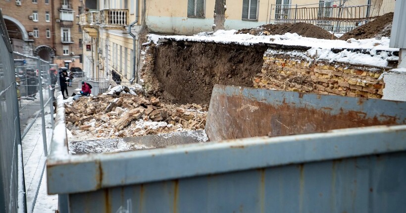 У центрі Києва стався обвал стіни на будівництві: є загиблий та поранені