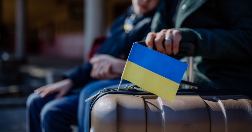 Близько 2 млн українських біженців назавжди залишаться за кордоном, - МВФ